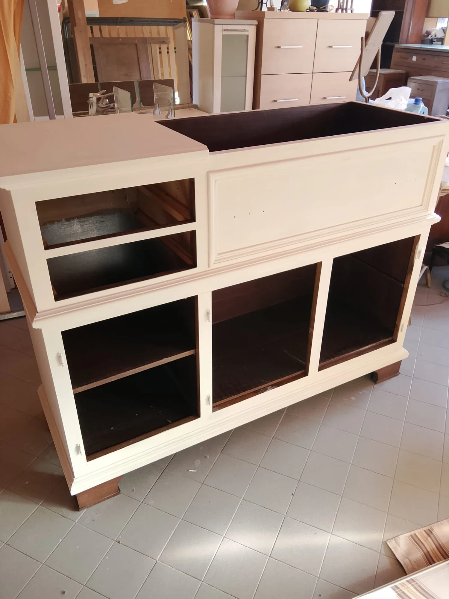 Credenza laccata avorio con ante a vetro, alzata e vano centrale foderato