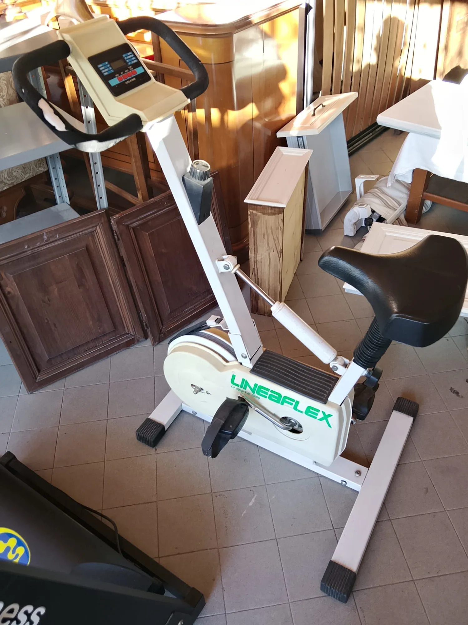 Cyclette da camera bianca con display e sella regolabile, in magazzino