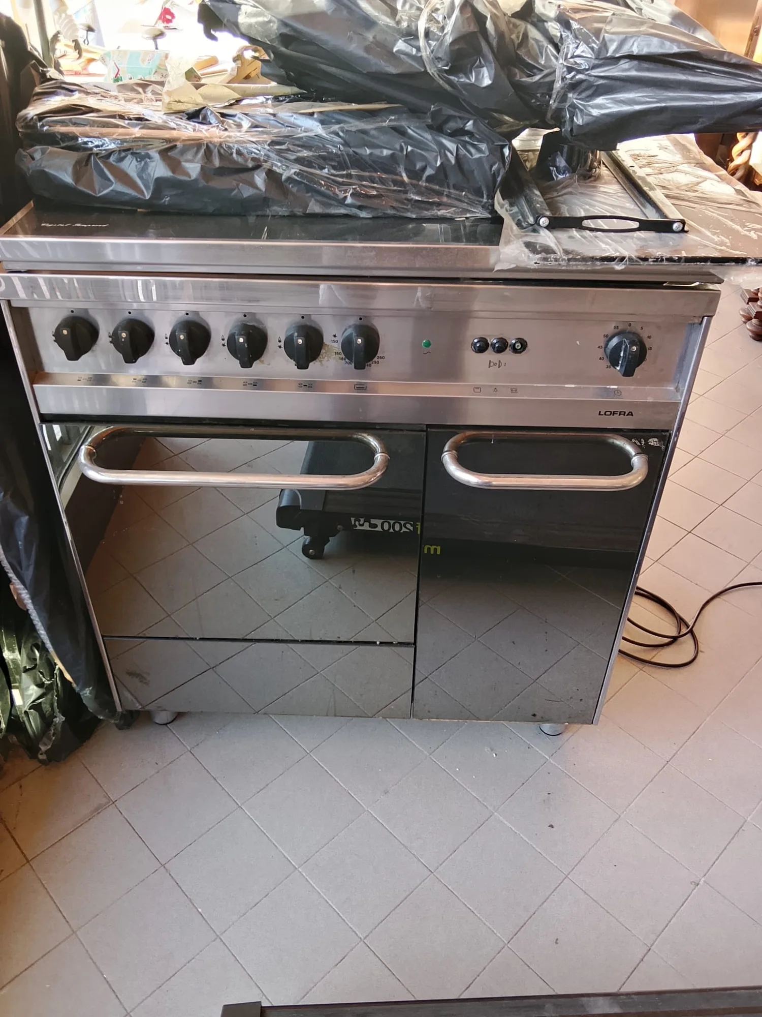 Cucina a libera installazione in acciaio con sei fuochi e due forni