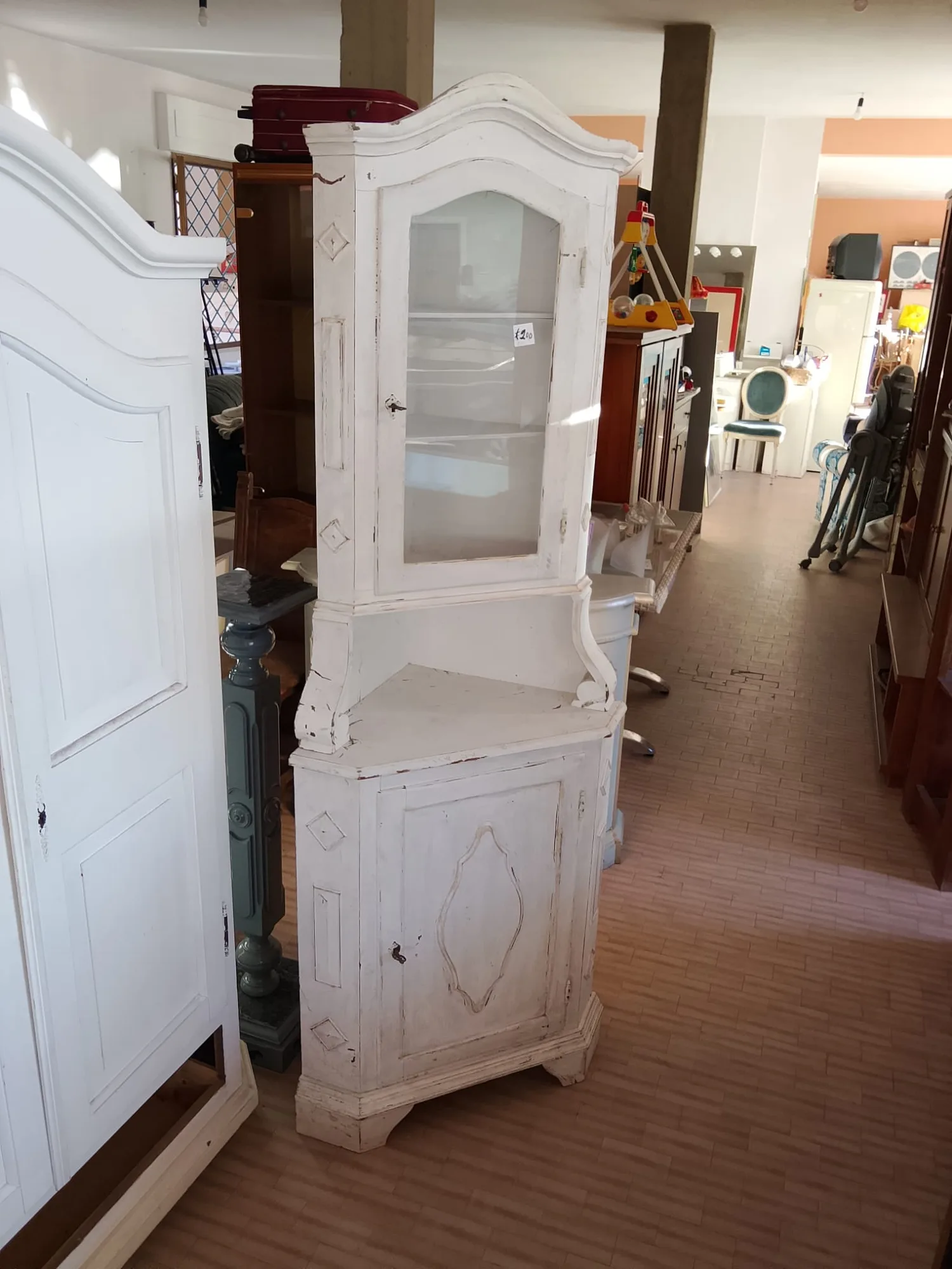Angoliera shabby bianca con vetrina superiore a un'anta e sportello sagomato sotto