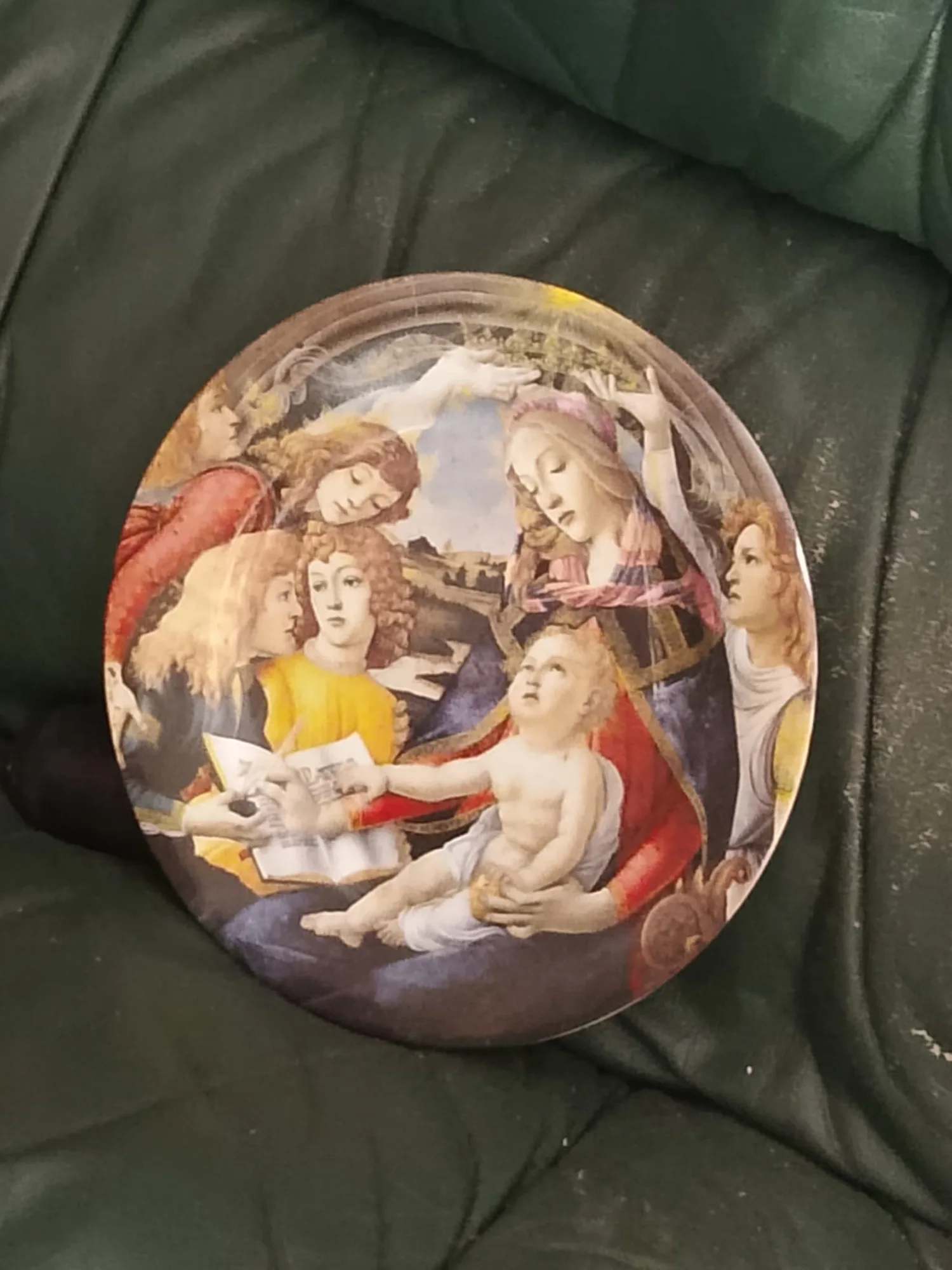 Piatto decorativo rotondo con riproduzione di una Madonna con Bambino e angeli