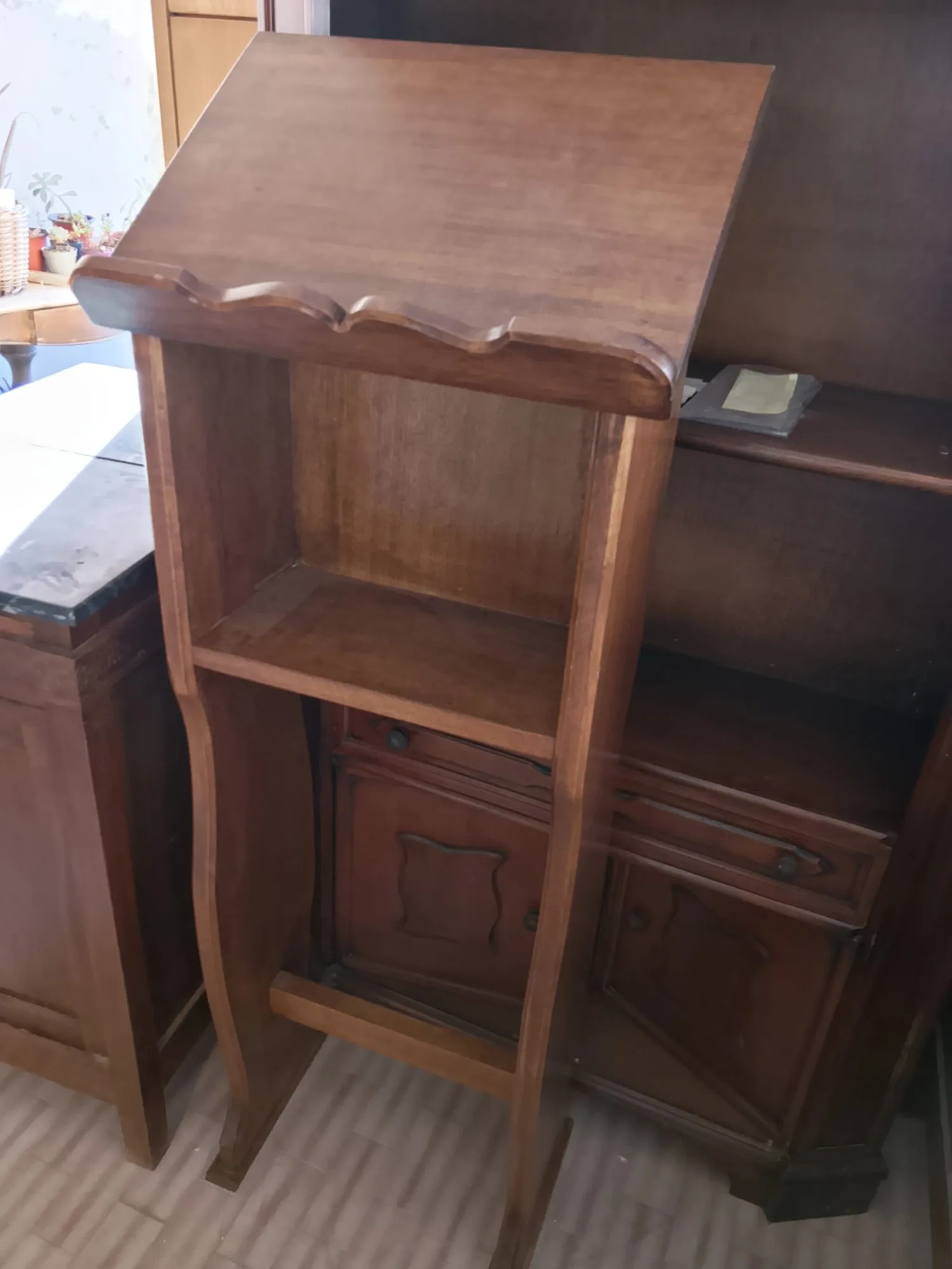 Mobiletto alto in legno con piano inclinato, vano a giorno e gambe sagomate