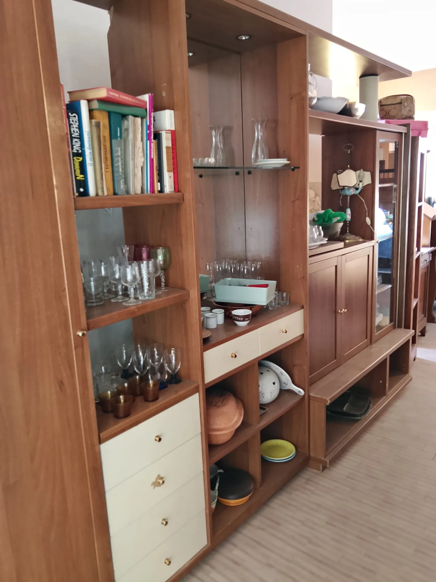 Parete attrezzata da soggiorno in legno con libreria, vani a giorno e cassetti chiari