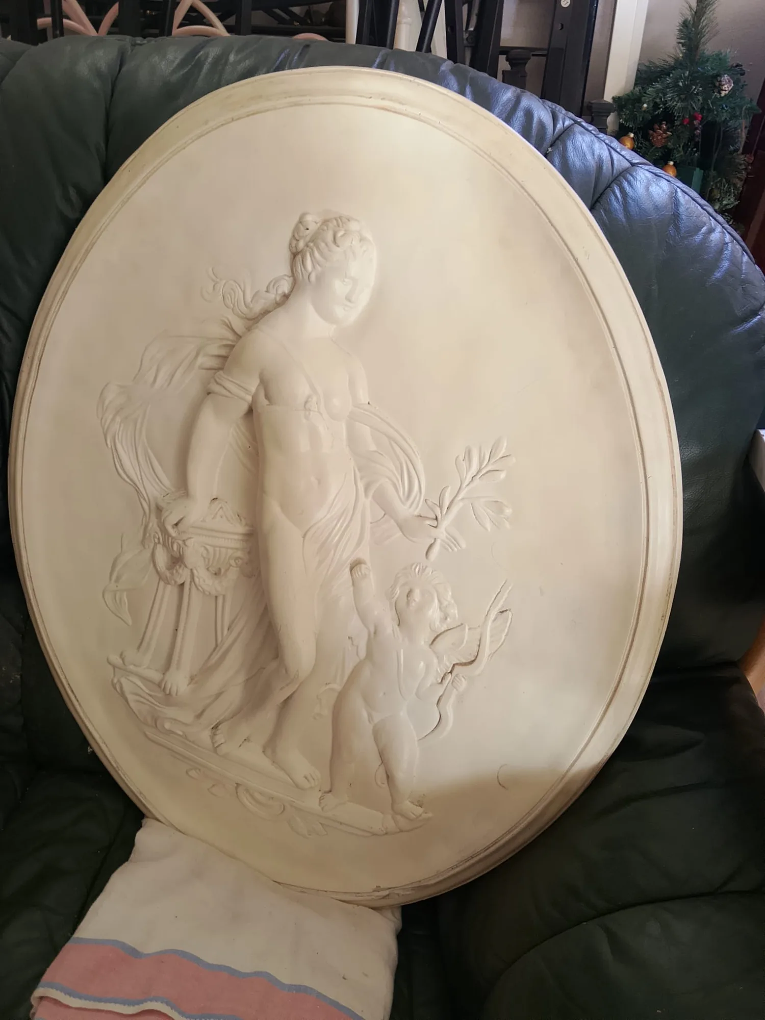 Grande pannello ovale a rilievo color avorio con figura femminile e amorino
