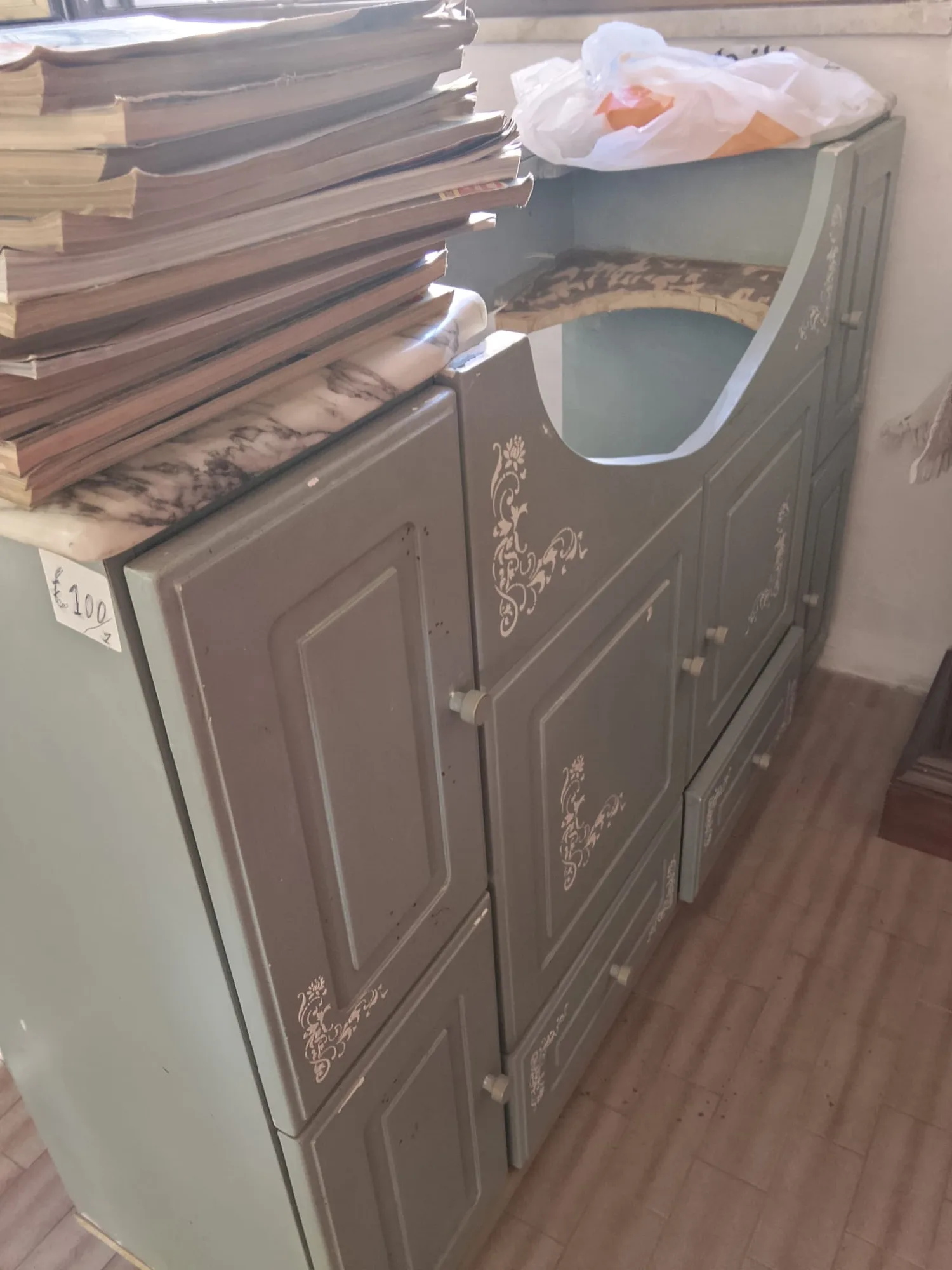 Mobiletto da bagno laccato verde salvia con decori floreali e piano in marmo