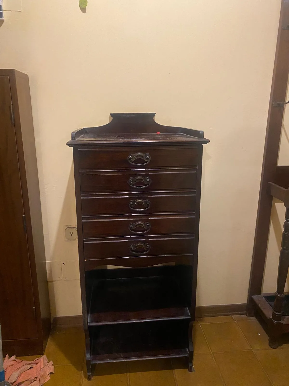 Mobiletto antico scuro portaspartiti con cinque cassetti e maniglie in ottone lavorato