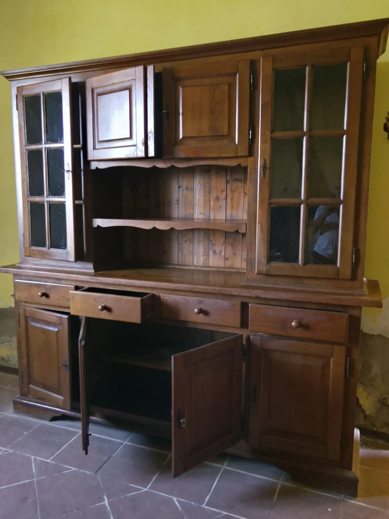 Grande credenza rustica con alzata a vetri, piattaia centrale, cassetti e sportelli