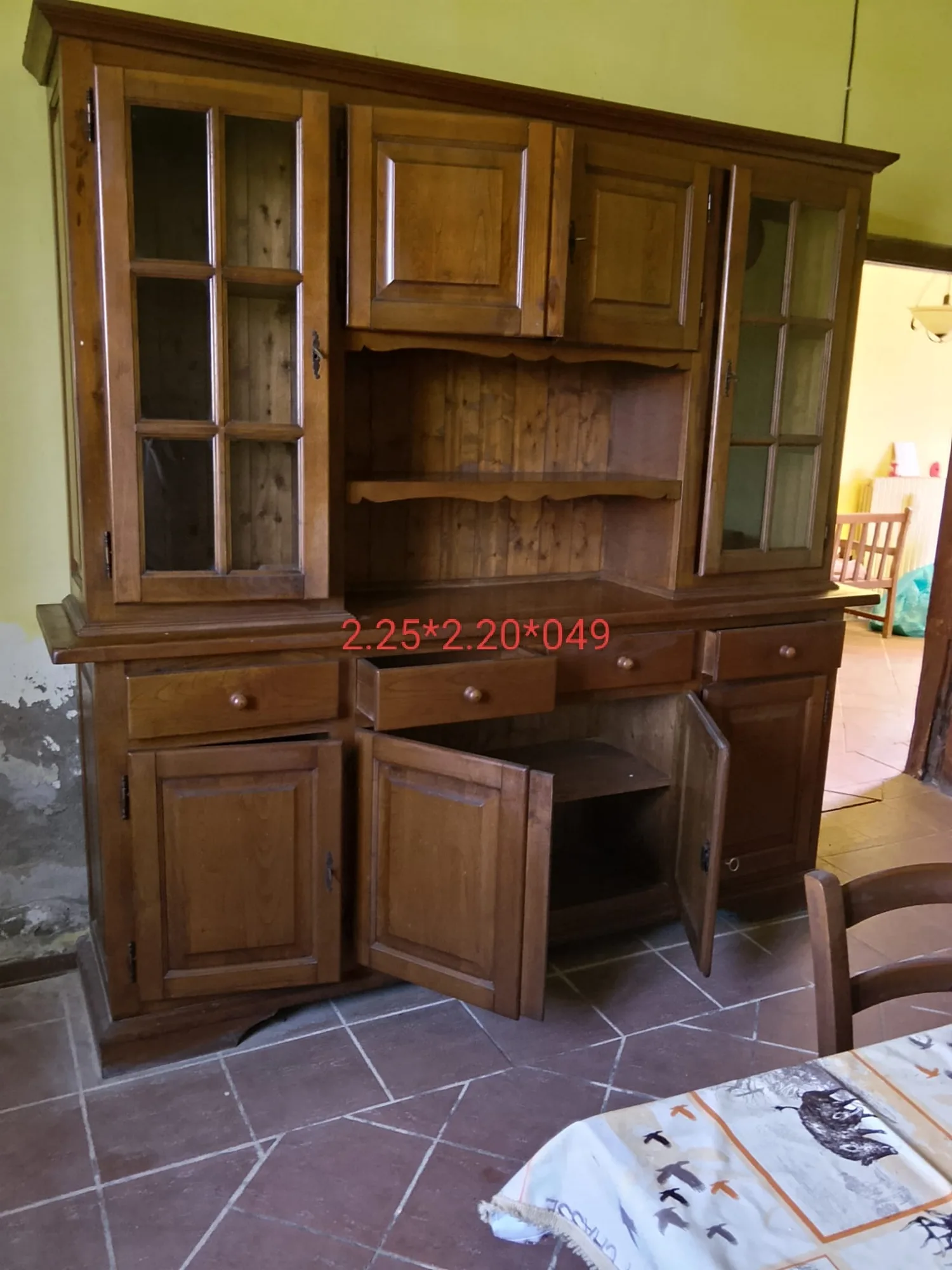 Credenza rustica in legno con alzata a vetri, quattro cassetti e sportelli