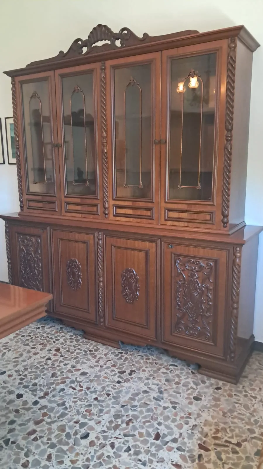 Credenza con vetrina a quattro ante, colonne tortili e pannelli intagliati, in legno lucidato