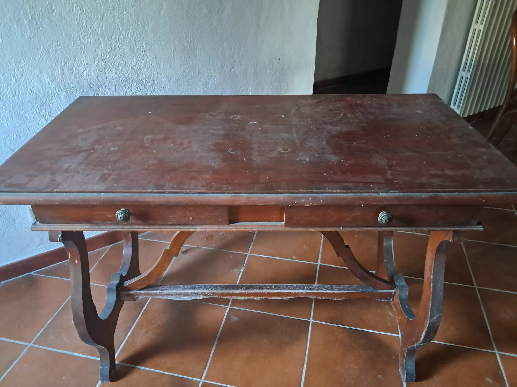 Tavolo antico in legno con due cassetti frontali e gambe sagomate a lira