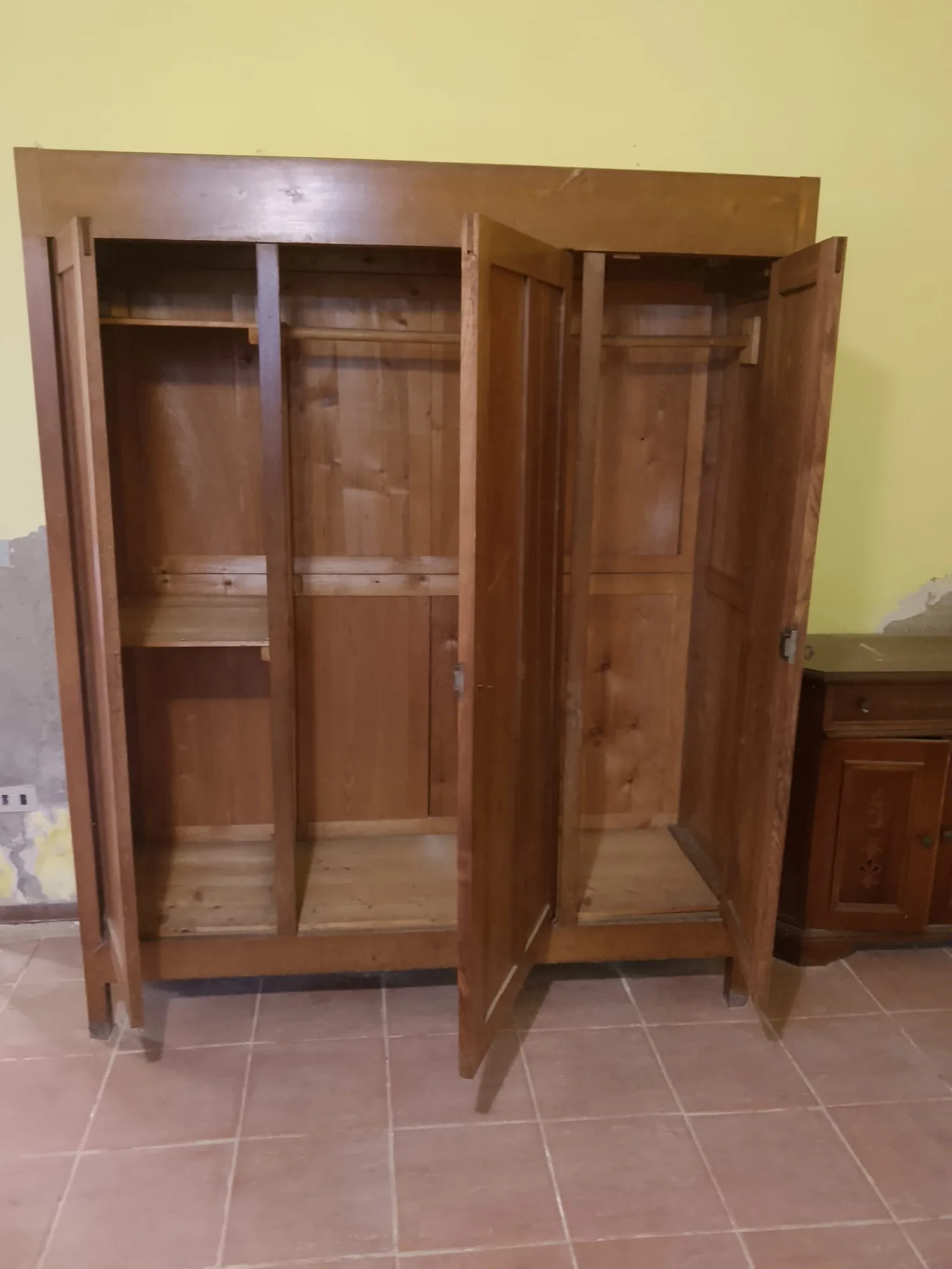 Armadio antico in legno chiaro a tre ante, aperto e smontabile