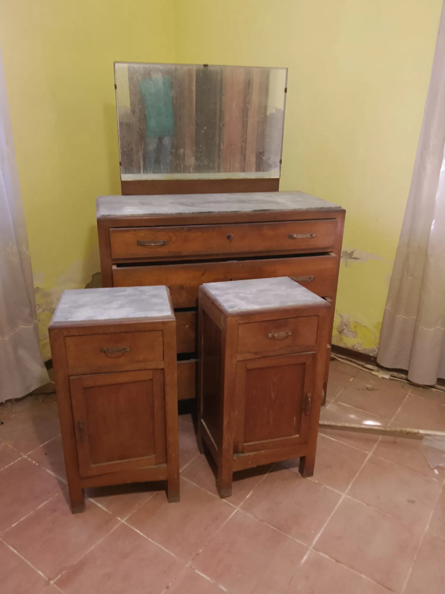 Camera anni Quaranta: comò con specchio e due comodini con piano in marmo